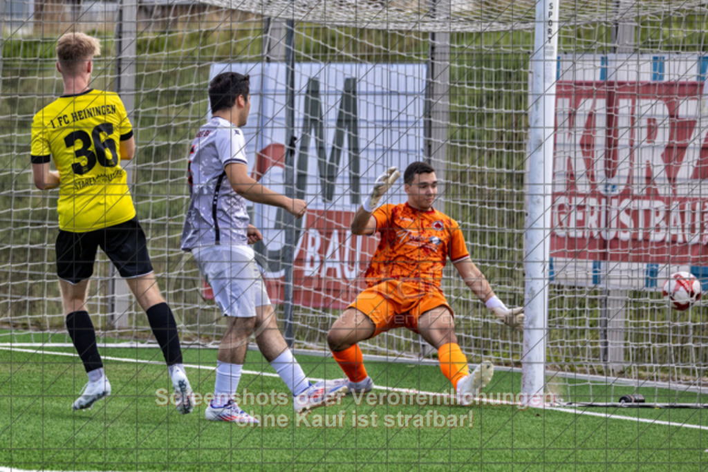 20250824_131756_0320-Bearbeitet | #,1.FC Heiningen II (gelb) vs. 1.Göppinger SV III (weiß), Fußball, Kreisliga B7 - Bezirk Neckar/Fils, 01. Spieltag, Saison 2025/2026, Kunstrasenplatz Sportzentrum Heiningen, Krautgarten 1, 73092 Heiningen, 24.08.2025 - 13:00 Uhr,Foto: PhotoPeet-Sportfotografie/Peter Harich