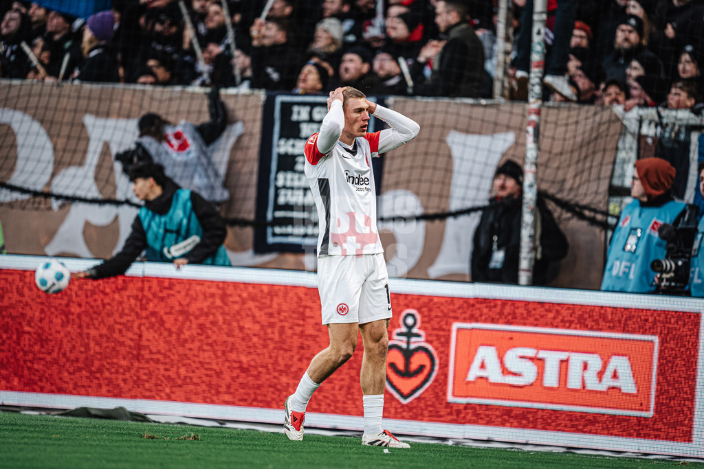 Fußball | Männer | Saison 2024/2025  | Fußball-Bundesliga | 16. Spieltag | FC St. Pauli vs. Eintracht Frankfurt | 11.01.2025 | Rasmus Kristensen (#13, Eintracht Frankfurt) ärgert sich