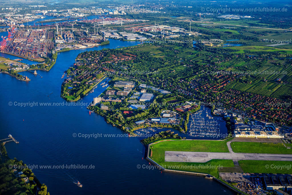 Hamburg_Finkenwerder_Airbus_Gewerbegebiet_ELS_3144090823 | HAMBURG 21.08.2023 Airbus Produktionsgelände und Werksflughafen Finkenwerder in Hamburg. Auf dem ehemaligen Gelände der Hamburger Flugzeugbau - am Elbeufer auf der Halbinsel Finkenwerder -  befindet sich ein Airbus-Werk mit eigenem Werksflughafen. Weiterführende Informationen bei: Airbus SE. // Airbus works and airport of Finkenwerder in Hamburg in Germany. The former Hamburger Flugzeugbau works  - on the Finkenwerder Peninsula on the riverbank of the Elbe - include an Airbus production site with an airplane. Several Airbus planes and models are being constructed here. Further information at: Airbus SE. Foto: Martin Elsen