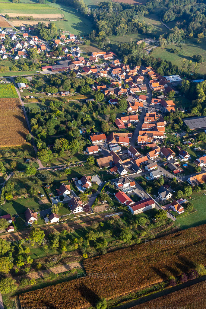 Aerial view: View of the town from the southwest in Ingolsheim in the state Bas-Rhin, France. – Photo: IMG_139248.jpg taken on 10/01/2023 by Werner Riehm/FLY-FOTO.com – Resolution of the original: 3053 x 4580 px