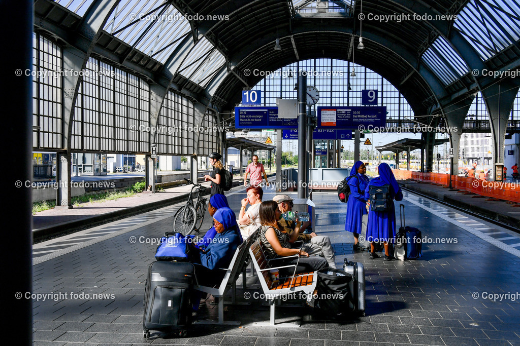 Deutschland_ Baden-Wuerttemberg_ Karlsruhe_ 21.08.2025-9 | 21.08.2025, Deutschland, GER, Baden-Wuerttemberg, Karlsruhe im Bild Themenbild, Karlsruhe, Hauptbahnhof, Reisende, Zugverkehr, Bahnhofshalle, Ankunft, Abfahrt, Gleise, Fernverkehr, Nahverkehr, Bahnreisende, Pendler, Koffer, Mobilitaet, Fahrplaene, Wartebereich, Reisezentrum, Ticketkauf, Bahninfrastruktur, Reiseatmosphaere, oeffentlicher Verkehr, Menschen, Tourismus, Feature, Symbolbild