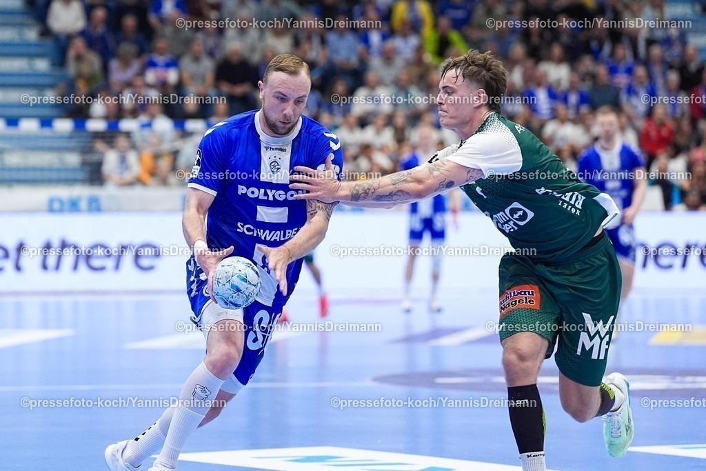 xYDR28052501042 | 28.05.2025, xydrx, Handball, 1.HBL, VFL Gummersbach - FRISCH AUF! Goeppingen, Schwalbe-Arena: Lukas Blohme (VFL Gummersbach #8) im Zweikampf gegen  Victor Kloeve (FRISCH AUF! Goeppingen #7)