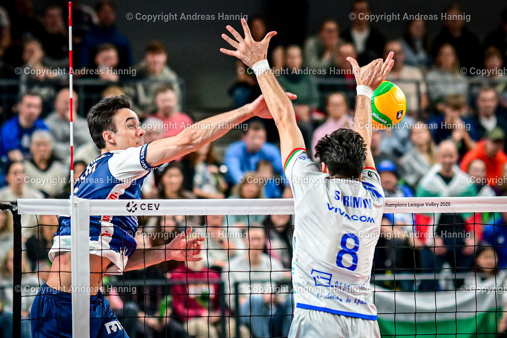 Volleyball I Herren I Saison 2024-2025 I Champions League Volley I 4th Round Leg 4  CLVM 84 I SVG Lüneburg - Levski SOFIA I 18.12.2024 | Xander Wolf Wassenaar Ketrzynski (11, SVG Lüneburg) gegen Todor SKRIMOV (8, Levski SOFIA) da hält der EinerBlock - Realisiert mit Pictrs.com