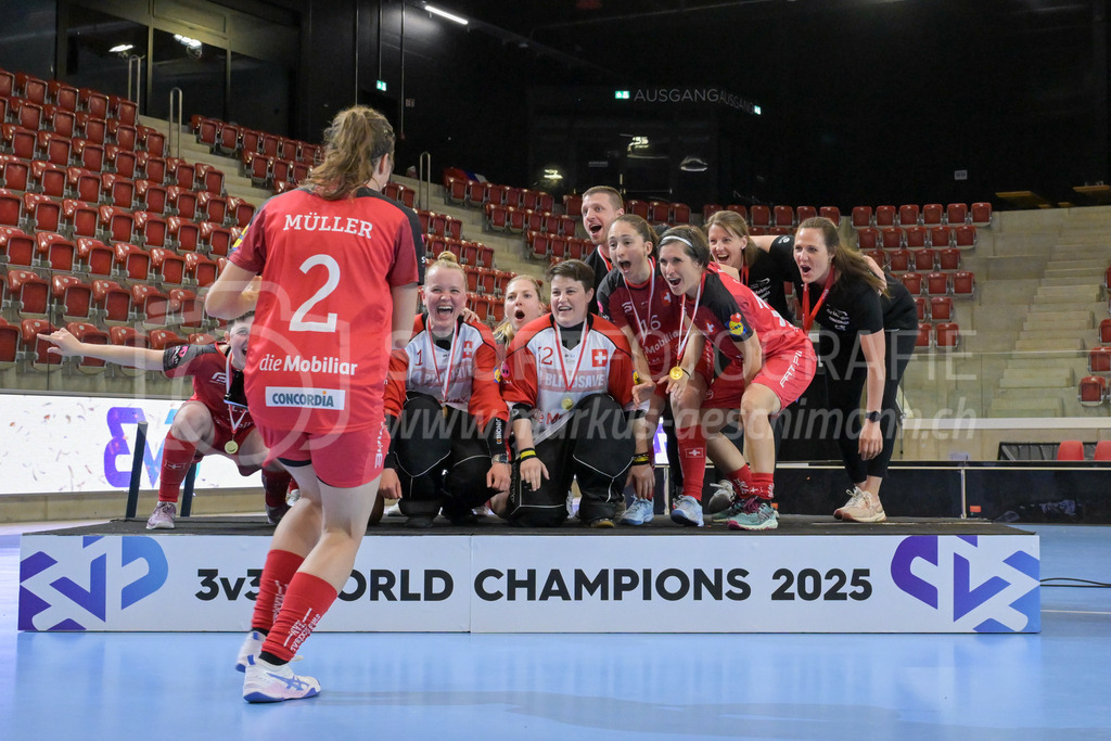 3v3 World Floorball Championships 2025 - Medal Ceremony | Switzerland becomes 3v3 world champion, during 3v3 World Floorball Championships 2025, Switzerland: 03.05.2025, Winterthur, AXA ArenaEvent page: <a href="https://www.u19wfc2025.ch/">www.u19wfc2025.ch</a>Credit: Markus Aeschimann, <a href="https://markus-aeschimann.ch">markus-aeschimann.ch</a>Instagram: <a href="https://instagram.com/sportfotografie.aeschimann">@sportfotografie.aeschimann</a> - Realisiert mit Pictrs.com