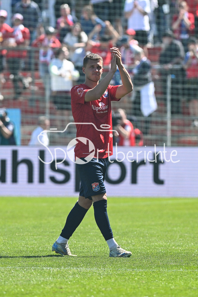 SpVgg Unterhaching - Arminia Bielefeld | im Bild Sebastian MAIER (SpVgg Unterhaching 10) bei seiner Auswechslung / Einzelfoto / Freisteller / 3. Liga: SpVgg Unterhaching - Arminia Bielefeld, Uhlsport Park am 11.05.2025