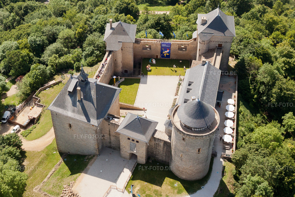 Luftbild: Burganlage des Schloß Château de Malbrouck, ursprünglich Meinsberg genannt,. In der Kulturstätte sind regelmäßig Ausstellungen, wie 