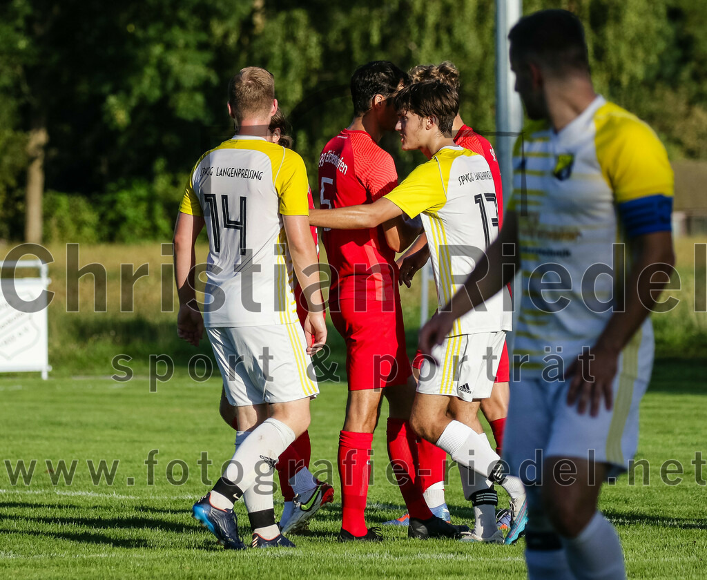 2023-08-18_128_SpVgg_Eichenkofen_gegen_FC_Langenpreising | Erding, Deutschland, 18.08.2023:
Fußball, A-Klasse 2023 / 2024, 3. Spieltag, SpVgg Eichenkofen gegen FC Langenpreising, Endergebnis: 0:2

Tobias Empl (SpVgg Langenpreising, #14), Lukas Ippisch (SpVgg Eichenkofen, #5), Christoph Niedermüller (SpVgg Langenpreising, #13), Lorenz Daimer (SpVgg Eichenkofen, #11)

Foto: Christian Riedel / fotografie-riedel.net