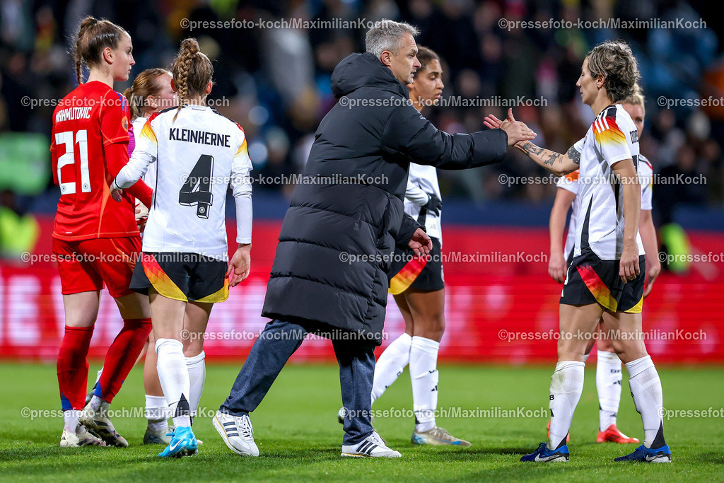DFB0212240114202290 | 02.12.2024, Fußball Länderspiel Frauen, Deutschland - Italien, Vonovia-Ruhrstadion Bochum, Saison 2024 2025: Torwart Ena Mahmutovic (GER #21), Sophia Kleinherne (GER #4), Bundestrainer Christian Wück (Trainer GER) , Sara Doorsoun (GER #23)DFB regulations prohibit any use of photographs as image sequences and or quasi-video.