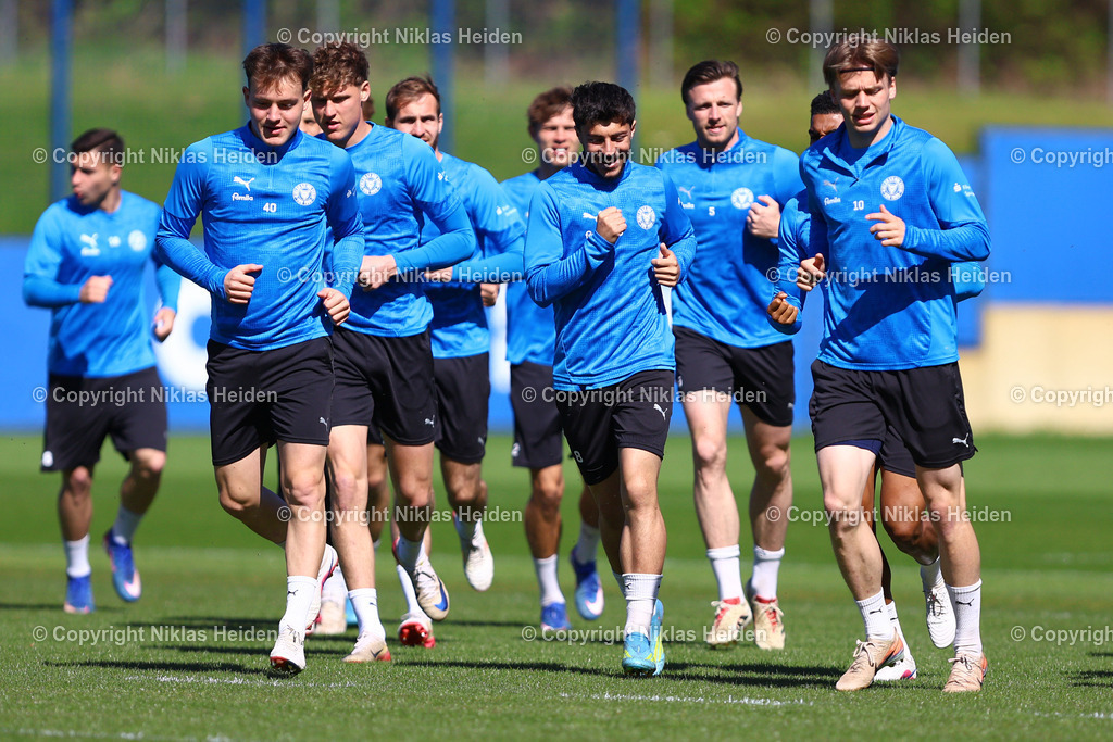 NH_HolsteinKiel_Training_28042026 | #8 Umut Tohumcu (Holstein Kiel) im Kreise seiner Teamkollegen mit guter Laune.Fußball I Herren I Training I Saison 2025-2026 I Holstein Kiel I 28.04.2026 I Citti-Fußballpark