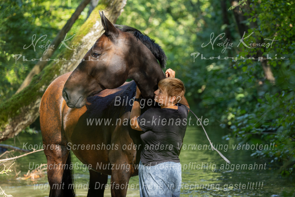 Auswahl_Photographie_Nadja_Kienast__IE_8640-Verbessert-RR | Ich biete Ihnen einzigartige und individuelle Fotoshootings mit Ihren Tieren.
In individuellen Coachings lernen Sie, wie sie von Ihrem Pferd, Ihrer Katze, Ihrem Hund oder einfach Ihrem persönlichen Lieblingstier eindrucksvolle Fotos machen können.