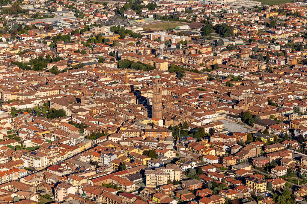 Luftbild: Ortsansicht in Caravaggio im Bundesland Bergamo in Italien. Foto: IMG_134563.jpg vom 19.09.2022 durch Werner Riehm/FLY-FOTO.de
