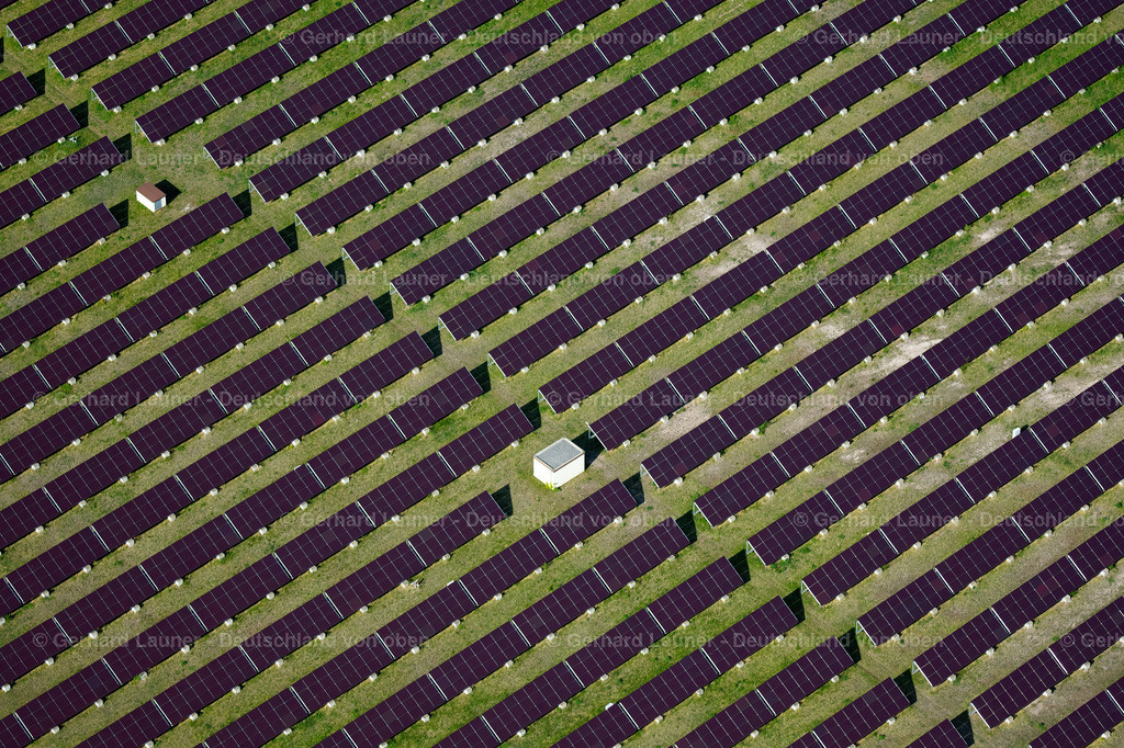 4025793 | ERFURT 06.05.2020 Solarkraftwerk und Photovoltaik- Anlagen der SWE Strom und Heizkraftwerk der SWE Wärme entlang der Stotternheimer Straße im Ortsteil Hohenwinden in Erfurt im Bundesland Thüringen, Deutschland. Weiterführende Informationen bei: SWE Stadtwerke Erfurt GmbH. // Solar power plant and photovoltaic systems and cogeneration plant along the Stotternheimer Strasse in the district Hohenwinden in Erfurt in the state Thuringia, Germany. Further information at: SWE Stadtwerke Erfurt GmbH. Foto: Gerhard Launer
