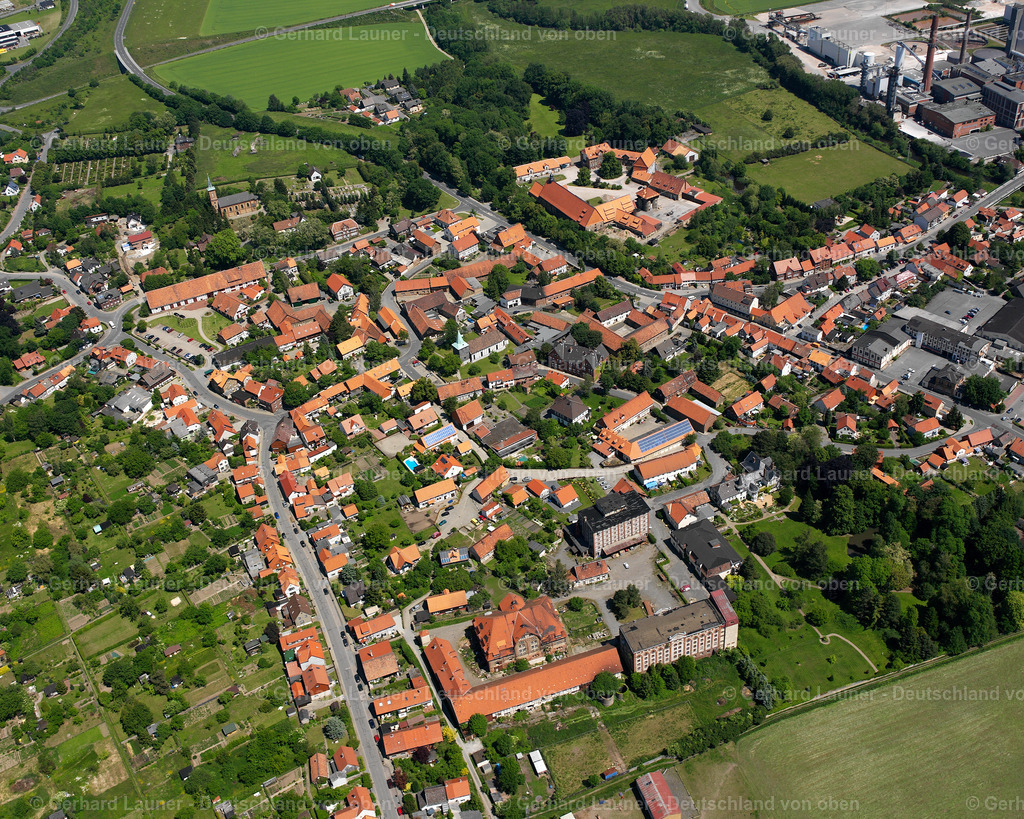 2638193 | SCHLADEN 09.06.2006 Landwirtschaftliche Nutzflächen und Feldgrenzen  umsäumen das Siedlungsgebiet des Dorfes in Schladen im Bundesland Niedersachsen, Deutschland // Agricultural land and field boundaries surround the settlement area of the village  in Schladen in the state Lower Saxony, Germany Foto: Gerhard Launer