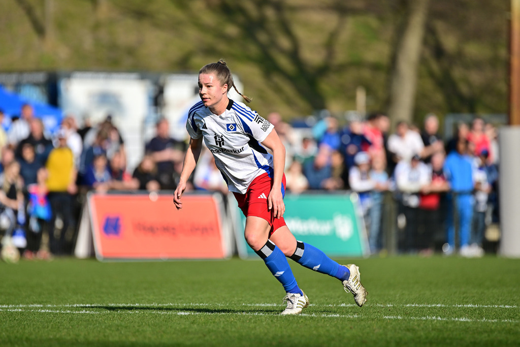Fußball I Frauen I Saison 2024-2025 I 2. Bundesliga I 17. Spieltag I Hamburger SV - FC Bayern München II | Christin Meyer (16, Hamburger SV) - Realisiert mit Pictrs.com