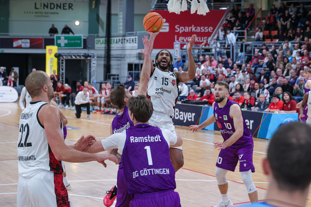 Pro A BAYER GIANTS vs BG Göttingen-40 | Fotos von Basketballspielen aus dem Raum NRW fotografiert von Gero Mueller-Laschet und Daniel Schaefer - Realisiert mit Pictrs.com