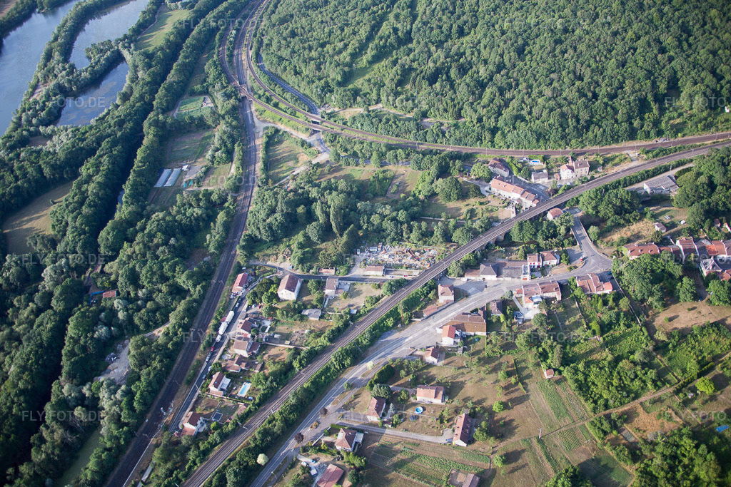 Ortsansicht | Luftbild: Ortsansicht in Arnaville im Bundesland Meurthe-et-Moselle in Frankreich. Foto: IMG_083247.jpg vom 12.07.2015 durch Werner Riehm/FLY-FOTO.de - Realisiert mit Pictrs.com