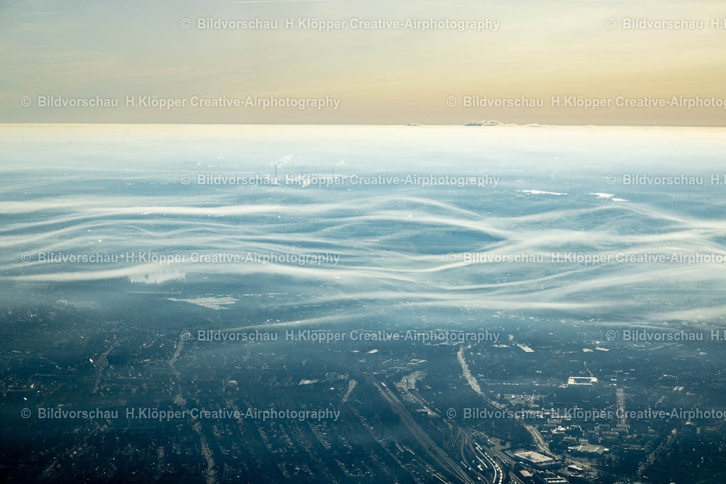 Luftbild Moers-8801 | Luftbild  Wetterbedingt aufliegende Nebelbänke und Wolkenschicht in Moers im Bundesland Nordrhein-Westfalen, Deutschland - Realisiert mit Pictrs.com