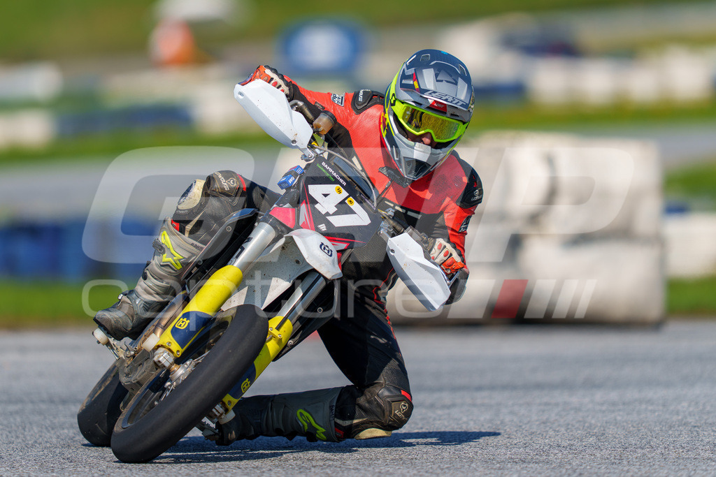 SuperMoto_Staatsmeisterschaft_Greinbach_199 | GRIPcapture steht für authentische Sportfotografie in Österreich – für Momente, die mehr sind als Geschwindigkeit oder Ergebnis. Es geht um Emotion, Spannung, Fokus und den Augenblick, der oft nur einen Wimpernschlag dauert.Ob Motorsport, Teamsport oder 