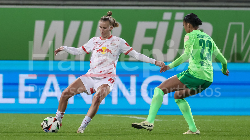 Fussball, Google Pixel Frauen-Bundesliga, VfL Wolfsburg - RB Leipzig | v.li.: Marlene Müller (RB Leipzig, 27) und Sveindis Jonsdottir (VfL Wolfsburg, 23) im Zweikampf, Duell, Dynamik, Aktion, Action, Spielszene, DIE DFB-RICHTLINIEN UNTERSAGEN JEGLICHE NUTZUNG VON FOTOS ALS SEQUENZBILDER UND/ODER VIDEOÄHNLICHE FOTOSTRECKEN. DFB REGULATIONS PROHIBIT ANY USE OF PHOTOGRAPHS AS IMAGE SEQUENCES AND/OR QUASI-VIDEO.