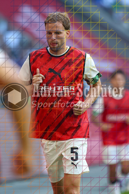 Borussia Mönchengladbach vs Hamburger SV - Bundesliga  | Mönchengladbach, Deutschland, 24.08.25:   Marvin Friedrich (Borussia Mönchengladbach) schaut waehrend des Spiels der Bundesliga zwischen Borussia Mönchengladbach vs Hamburger SV im Stadion im Borussia Park(Foto von Brauer-Fotoagentur / Adrian Schlueter)