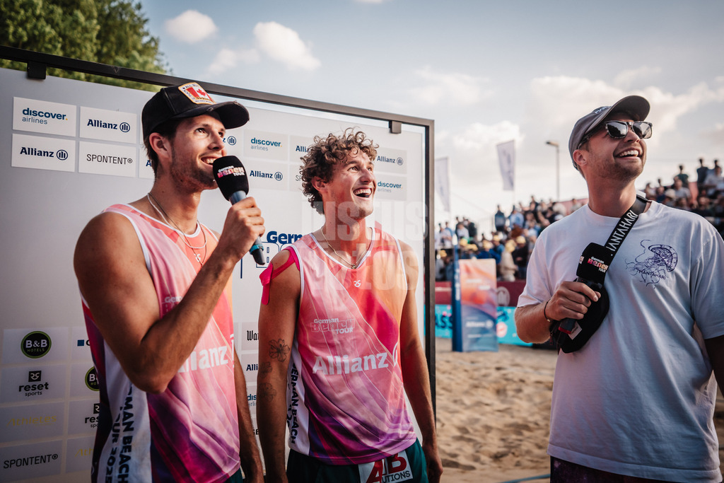 Beachvolleyball | Männer | Allianz German Beach Tour 2025 | Tourstop Düsseldorf | 16.05.2025 | v.l. Niklas Held, Hennes Nissen und Tim Noack im Siegerinterview