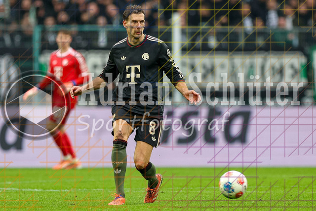Borussia Mönchengladbach vs FC Bayern München - Bundesliga  | Mönchengladbach, Deutschland, 25.10.25:   Leon Goretzka (FC Bayern München) in Aktion am Ball, Einzelaktion waehrend des Spiels der Bundesliga zwischen Borussia Mönchengladbach vs FC Bayern München im Stadion im Borussia Park(Foto von Brauer-Fotoagentur / Adrian Schlueter)