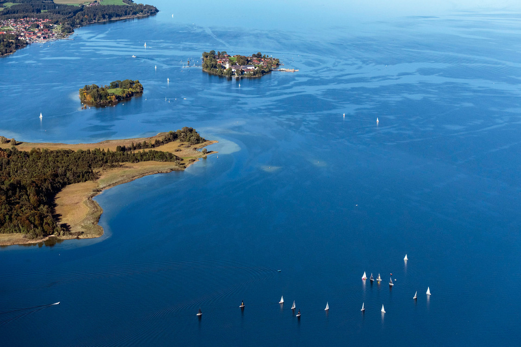 dr__0093419.jpg | CHIEMSEE 01.10.2021 Segelschiff in Fahrt auf dem Chiemsee mit Blick auf die Fraueninsel im Bundesland Bayern, Deutschland. // Sailboat under way on Chiemsee in the state Bavaria, Germany. Foto: Daniel Reiter