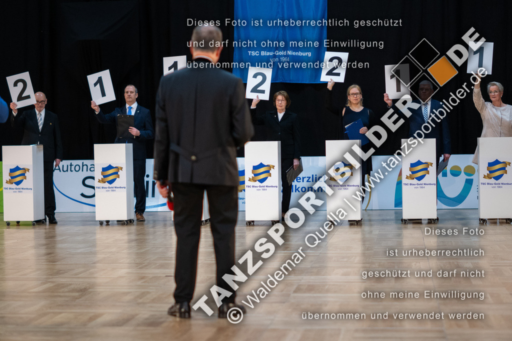 20250118-11386 | Hier finden Sie Tanz Bilder vom Latein und Standard Formationen tanzen. Sportbilder vom Tanzsport. Schöne Fotos und von Weltmeisterschaft, Europameisterschaft, Bundesliga, Regionalliga, Oberliga und Landesliga sowie von GOC Stuttgart, DanceComp, WM Bremen