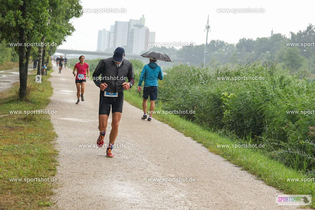 LUR_1406 | 34. M-net Erlanger Triathlon 2025 #erlangertriathlon  #mnettriathlon2025 #mnettriathlon #team #olympischedistanz #mitteldistanz #triathlon #maindonaukanal  #erlangertriathlon2025 #yourpictrs #tv1848 #tv1848erlangen  #triathlonbayern #sportinerlangen #demsportverbunden #sportshot_your_pictrs Copyright: www.sportshot.de