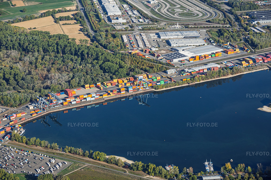 Luftbild: Gate Contargo Wörth am Rhein am Landeshafen im Ortsteil Maximiliansau in Wörth im Bundesland Rheinland-Pfalz in Deutschland. – Foto: IMG_159526.jpg vom 27.09.2026 durch Werner Riehm/FLY-FOTO.de – Auflösung des Originals: 5891 x 3927 px – Intermodal network for the european hinterland | Contargo