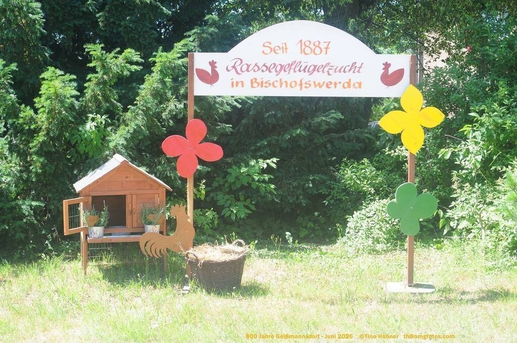 Geißmannsdorf-2026-Ortsbilder-236 | Geißmannsdorf bei Bischofswerda im Sommer 2026. Ein fotografischer Streifzug durch das Dorf Geißmannsdorf, mit Gebäuden, Straßen, Strohpuppen und geschmückten Vorgärten und Grundstücken anlässlich der 800-Jahr-Feier von Geißmannsdorf im Juni 2026 - Realisiert mit Pictrs.com