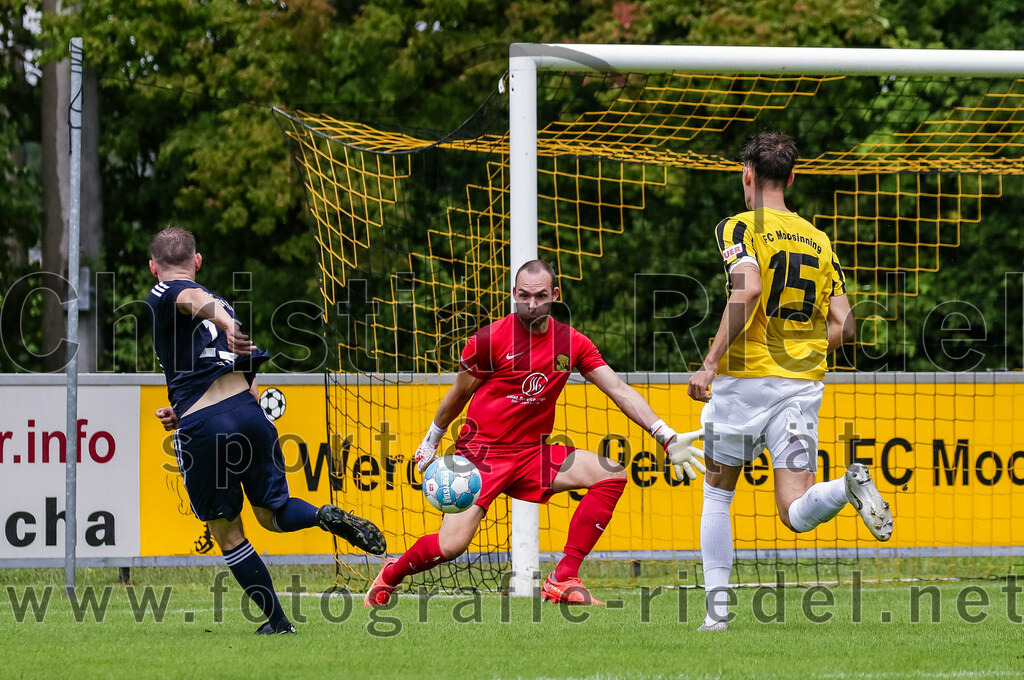2023-07-29_095_FC_Moosinning_gegen_TuS_Raubling | Moosinning, Deutschland, 29.07.2023:
Fußball, Bezirksliga Oberbayern Ost 2023 / 2024, 1. Spieltag, FC Moosinning gegen TuS Raubling, Endergebnis: 0:7

Tor zum 0:4 durch Lorenz Jilg (TuS Raubling, #13)
Lorenz Jilg (TuS Raubling, #13), Torwart Aaron Siegl (FC Moosinning, #27), Dennis Stauf (FC Moosinning, #15)

Foto: Christian Riedel / fotografie-riedel.net