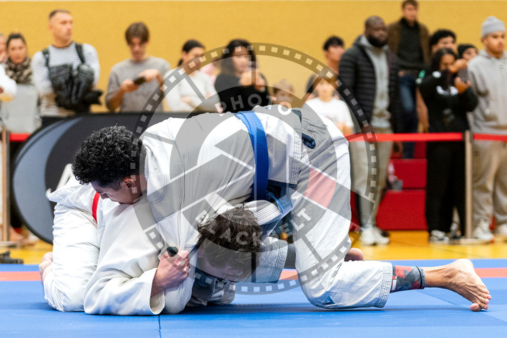 20231118PBB10382 | Fighters compete during the AJP Tour 600 Frankfurt Championship in Frankfurt/Main, Germany, on November 18, 2023.