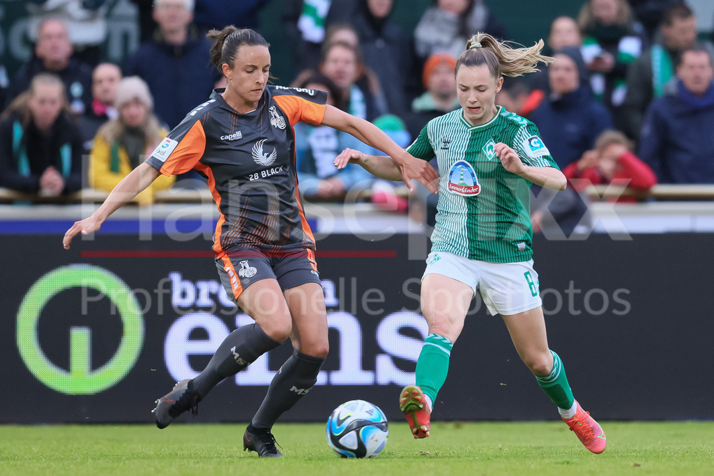 Fussball, Google Pixel Frauen-Bundesliga, SV Werder Bremen - MSV Duisburg | v.li.: Taryn Ries (MSV Duisburg, 9) und Michelle Weiß (SV Werder Bremen, 8) im Zweikampf, Duell, Dynamik, Aktion, Action, Spielszene, DIE DFB-RICHTLINIEN UNTERSAGEN JEGLICHE NUTZUNG VON FOTOS ALS SEQUENZBILDER UND/ODER VIDEOÄHNLICHE FOTOSTRECKEN. DFB REGULATIONS PROHIBIT ANY USE OF PHOTOGRAPHS AS IMAGE SEQUENCES AND/OR QUASI-VIDEO.