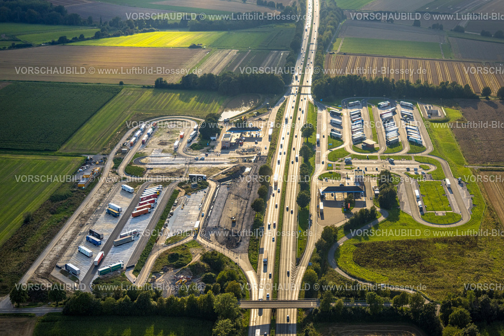 Werl230807045 | Luftbild, Baustelle im Gegenlicht mit Ausbau der Serways Raststätte Am Haarstrang, Autobahn A44, Westbüderich, Werl, Werl-Unnaer Börde, Nordrhein-Westfalen, Deutschland