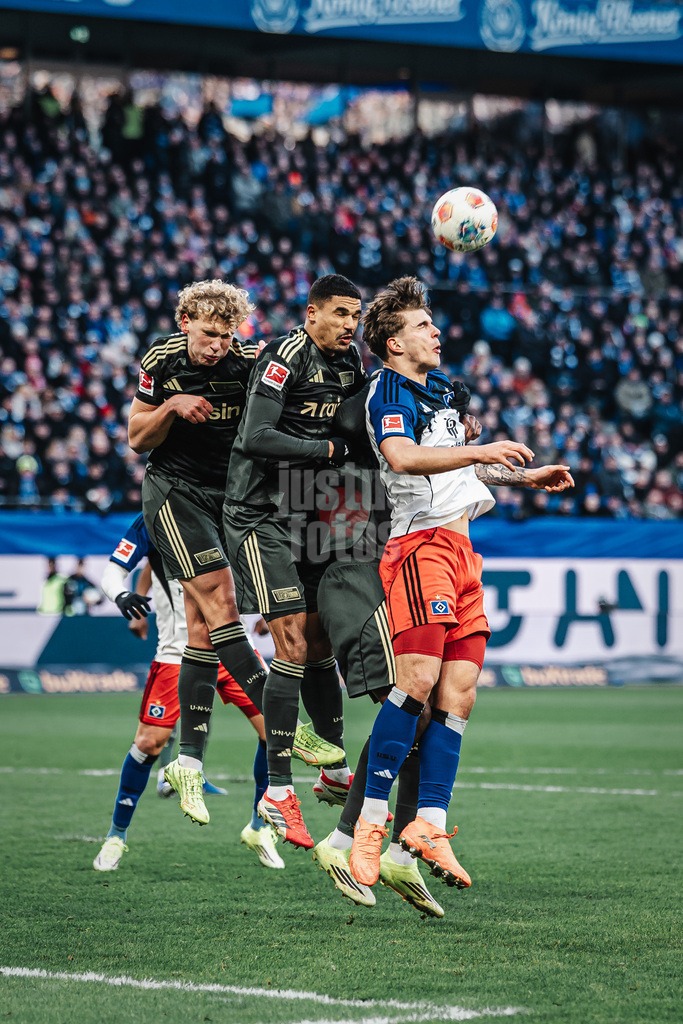 Fußball | Männer | Saison 2025/2026 | 1. Fußball-Bundesliga | 22. Spieltag | Hamburger SV vs. 1. FC Union Berlin | 14.02.2026 | Luka Vuskovic (#44, HSV) rechts beim Kopfballduell gegen drei Spieler von Union, Rani Khedira (#8, 1. FC Union Berlin) mitte und Leopold Querfeld (#14, 1. FC Union Berlin) links