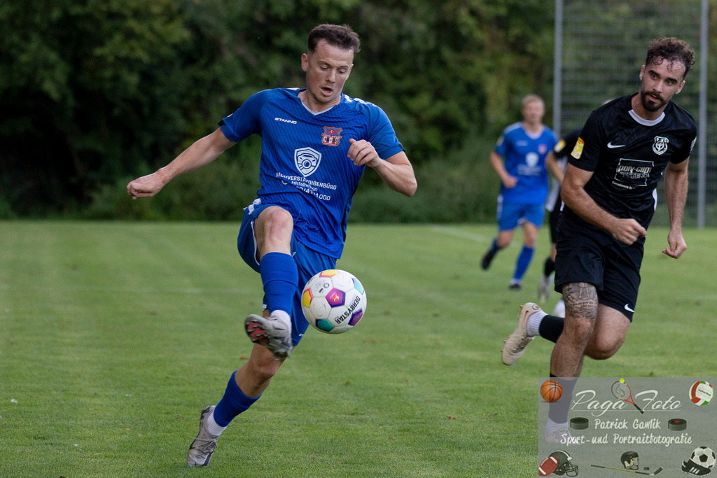 Hessenliga: Türk Gücü Friedberg - FC Eddersheim, 09.08.2024 | Niklas Kraus (Türk Gücü Friedberg #13) führt den ball &amp; Ivan Dujmovic (FC Eddersheim #15) kann nur hinterher schauen, Türk Gücü Friedberg - FC Eddersheim, Friedberg, Städtischer Sportplatz, 9.8.2024 - Realisiert mit Pictrs.com