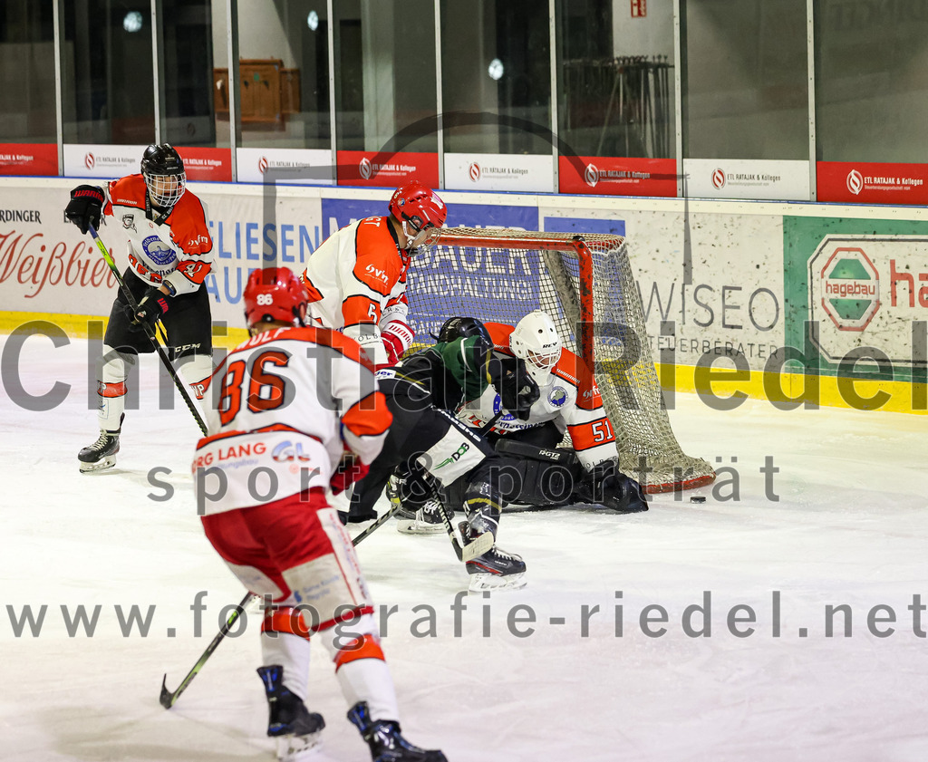2022-12-02_033_TSV_Erding_gegen_EV_Pegnitz | Erding, Deutschland, 02.12.2022:
Eishockey, Bayernliga 2022 / 2023, 17. Spieltag, TSV Erding gegen EV Pegnitz, Endergebnis: 9:3

Jonas Voigt (EV Pegnitz, #6), Torwart Filip Rieger (EV Pegnitz, #51)

Foto: Christian Riedel / fotografie-riedel.net