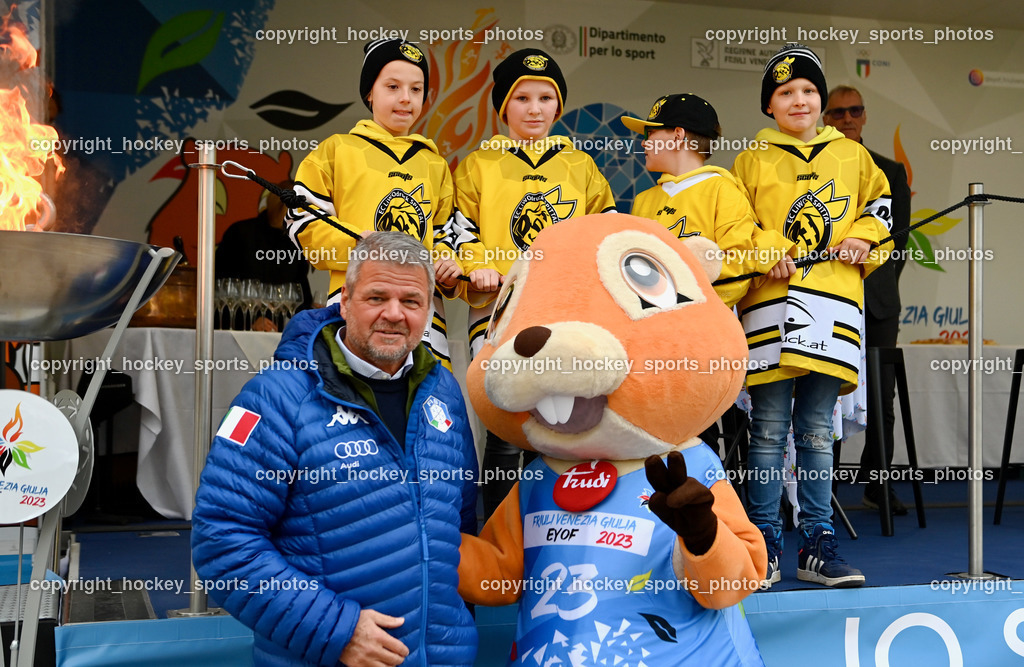 European Youth Olympic Festival EYOF 2023 Pressekonferenz | Jugendspieler EC Hornets Spittal, Olympisches Feuer, Maskottchen European Youth Olympic Festival EYOF 2023,  Bürgermeister Spittal an der Drau Gerhard Köfer, 