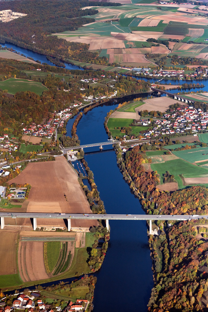dr__0038665.jpg | SINZING 23.10.2023 Streckenführung und Fahrspuren im Verlauf der Autobahn- Brücke " Donaubrücke Sinzing " der BAB A3 in Sinzing im Bundesland Bayern, Deutschland. Weiterführende Informationen bei: Autobahndirektion Nordbayern. 