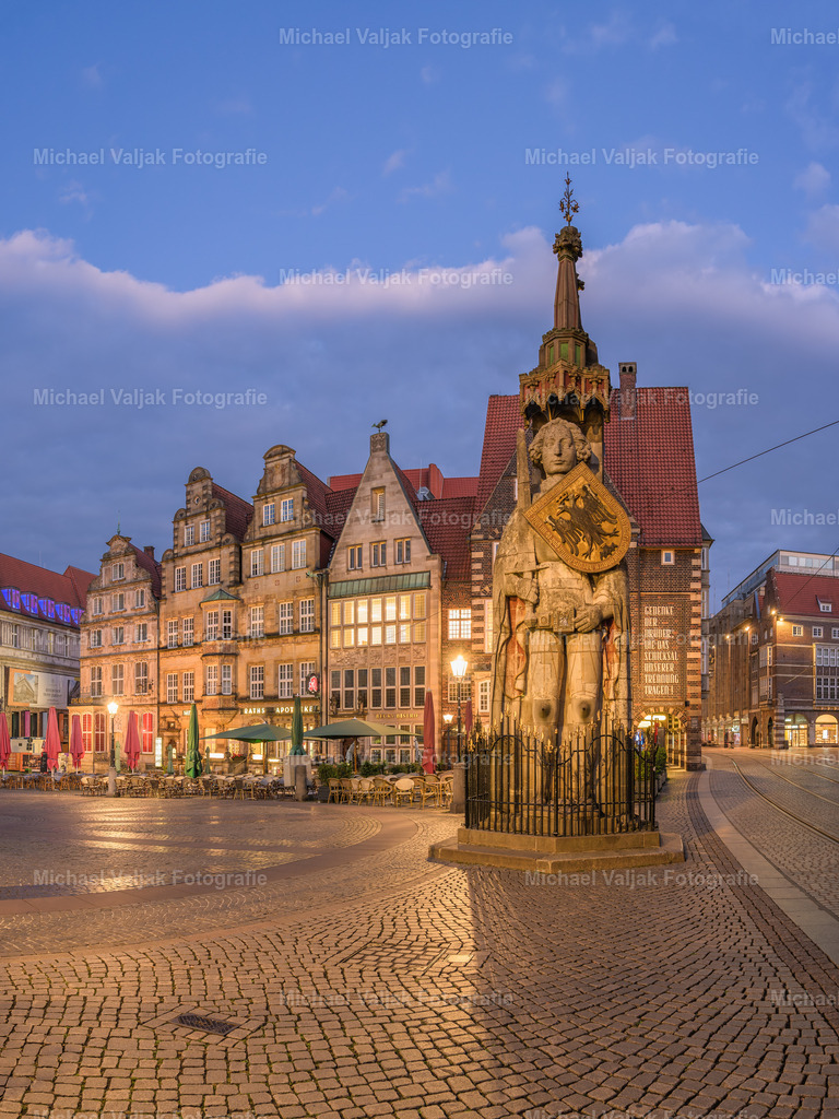 Bremer Roland | Auf dem Marktplatz in Bremen, direkt vor dem historischen Rathaus, steht der Roland – eine über fünf Meter hohe Statue aus Kalkstein. Seit 1404 verkörpert sie die städtischen Freiheitsrechte und gilt als Zeichen für Recht und Unabhängigkeit. Mit Schwert und Schild ausgestattet, blickt der Roland fest und unbeirrt in die Ferne. Als Teil des UNESCO-Welterbes ist er nicht nur ein Wahrzeichen der Stadt, sondern auch ein bedeutendes Denkmal mittelalterlicher Stadtkultur. - Realisiert mit Pictrs.com