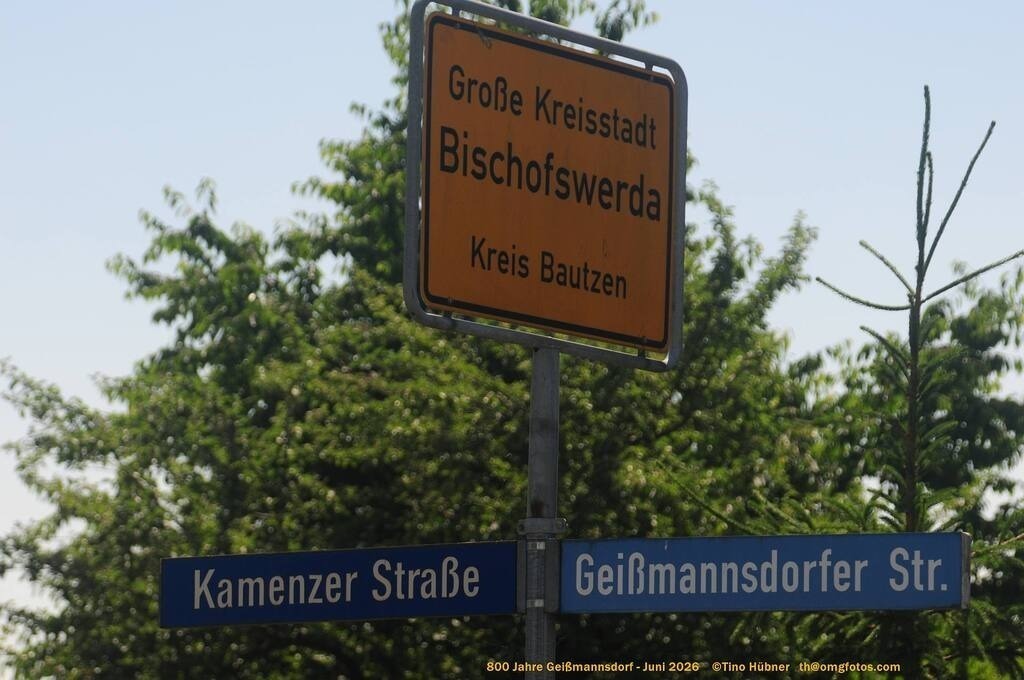 Geißmannsdorf-2026-Ortsbilder-535 | Geißmannsdorf bei Bischofswerda im Sommer 2026. Ein fotografischer Streifzug durch das Dorf Geißmannsdorf, mit Gebäuden, Straßen, Strohpuppen und geschmückten Vorgärten und Grundstücken anlässlich der 800-Jahr-Feier von Geißmannsdorf im Juni 2026 - Realisiert mit Pictrs.com