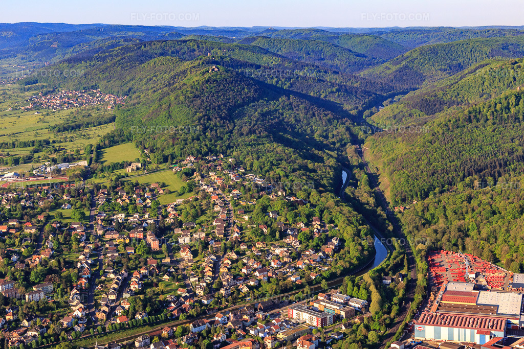 Aerial view: Course of the Canal de la Marne au Rhin (German: Rhein-Marne-Kanal) into the Zorntal valley in Saverne in the state Bas-Rhin, France. – Photo: IMG_145994.jpg taken on 05/01/2025 by Werner Riehm/FLY-FOTO.com – Resolution of the original: 5472 x 3648 px