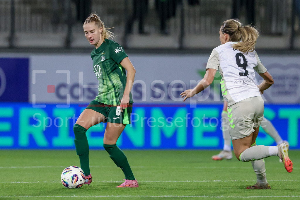 Fussball, Google Pixel Frauen-Bundesliga, VfL Wolfsburg - SV Werder Bremen | v.li.: Janina Minge (VfL Wolfsburg, 6) und Medina Desic (SV Werder Bremen, 9) im Zweikampf, Duell, Dynamik, Aktion, Action, Spielszene, DIE DFB-RICHTLINIEN UNTERSAGEN JEGLICHE NUTZUNG VON FOTOS ALS SEQUENZBILDER UND/ODER VIDEOÄHNLICHE FOTOSTRECKEN. DFB REGULATIONS PROHIBIT ANY USE OF PHOTOGRAPHS AS IMAGE SEQUENCES AND/OR QUASI-VIDEO.