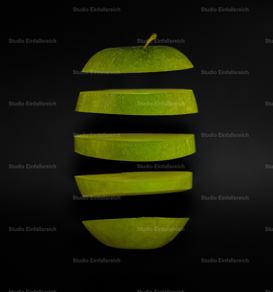 Schwebende Scheiben – Apfel in der Luft | Ein grüner Apfel, in feine Scheiben zerlegt und scheinbar schwerelos schwebend – ein verblüffendes Spiel mit Schwerkraft und Präzision. Frisch, kreativ und ungewöhnlich. Ein origineller Blickfang für Küche und Essbereich. Als Fine-Art-Print und Wandbild in verschiedenen Größen erhältlich. - Realisiert mit Pictrs.com