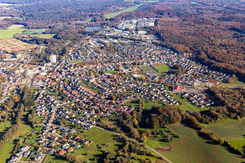 Luftbild: Stadt von Westen im Ortsteil Eichelscheiderhof in Waldmohr im Bundesland Rheinland-Pfalz in Deutschland. Foto: IMG_143855.jpg vom 27.10.2024 durch Werner Riehm/FLY-FOTO.de