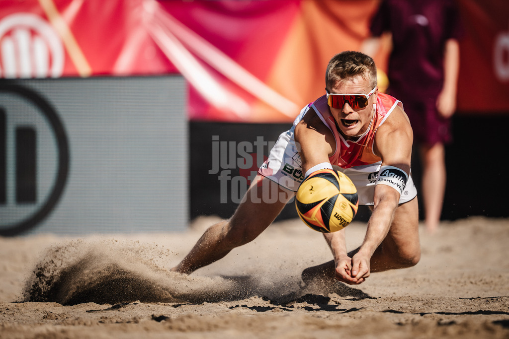 Beachvolleyball | Frauen | Deutsche Meisterschaften 2025 Timmendorfer Strand | 04.09.2025 | Georg Wolf spielt den Ball