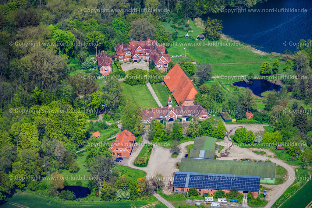 Barkelsby_Gut_Hemmelmark_ELS_0533010524 | BARKELSBY 01.05.2024 Gebäude und Gutshaus des Landgut " Hemmelmark " an der Straße Gut Hemmelmark in Barkelsby im Bundesland Schleswig-Holstein, Deutschland. // Building and manor house of the farmhouse on street Gut Hemmelmark in Barkelsby in the state Schleswig-Holstein, Germany. Foto: Martin Elsen