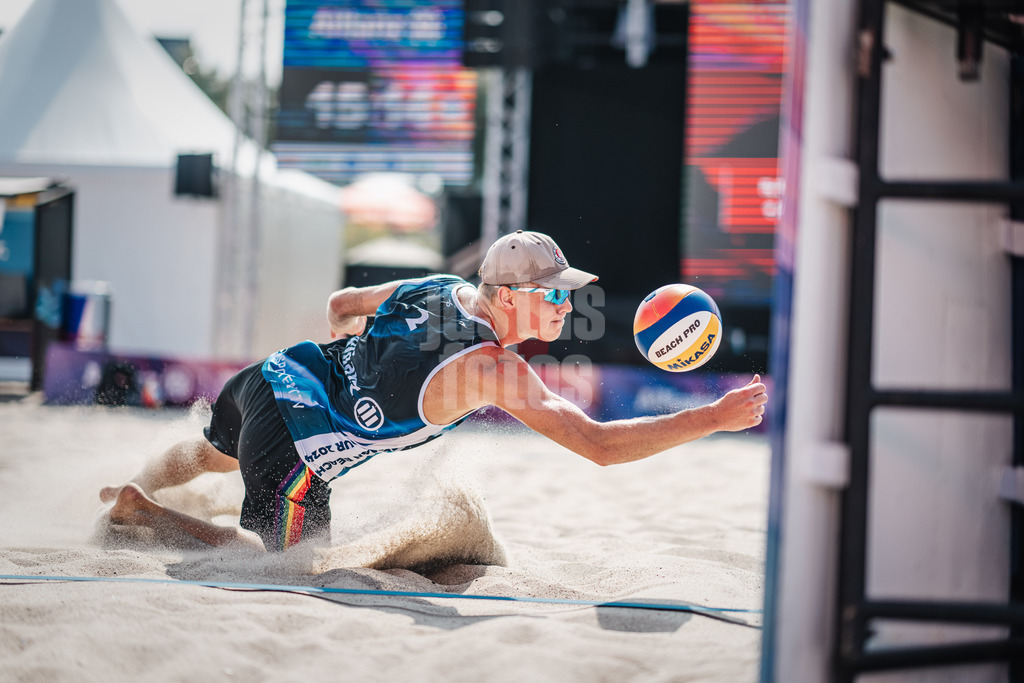 Beachvolleyball | Männer | Allianz German Beach Tour 2024 | Tourstop Kühlungsborn 2 | 15.08.2024 | Leo Hauschild spielt den Ball