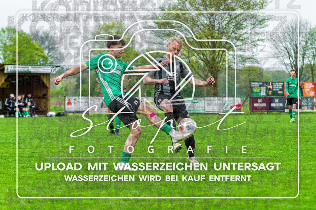 DZC_1068-Verbessert-RR | Janno Pruser (TSV Wietzendorf #25) und Jan-Hendrik Buchholz (FG Fulde-Stellichte #09) beim Herren Kreisliga HK Spiel zwischen FG Fulde-Stellichte und TSV Wietzendorf im Fulder Zentralstadion, Fulde (Simon Paul Stopat) - Realisiert mit Pictrs.com